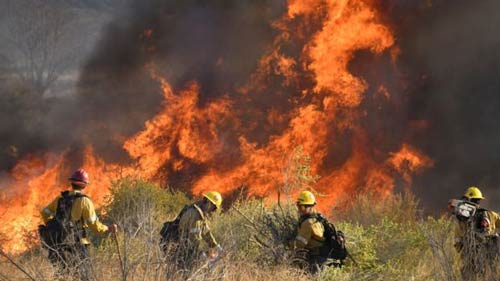 هزاران آتش‌نشان در شمال و جنوب کالیفرنیا در تلاش برای دور نگه داشتن آتش از منازل مسکونی و شهرها هستند
