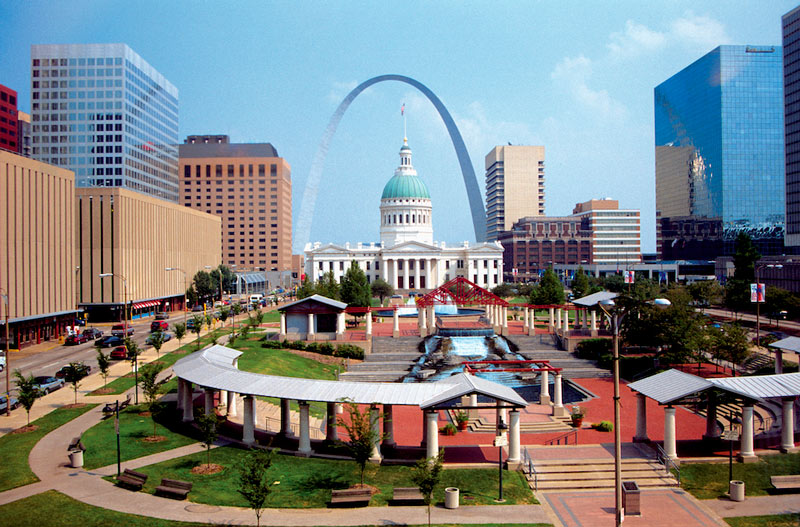 The plaza of the courthouse underneath the St. Louis Arch in Missouri, USA