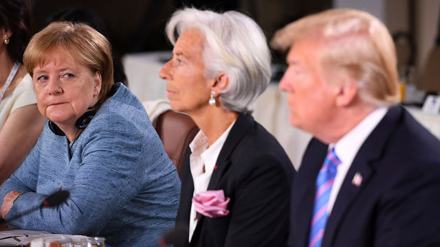 در یک صبحانه ی کاری در جمعِ سرانِ G7 در شهرِ کبکِ کانادا در 9 ژوئنِ 2018، آنگلا مرکل، صدر اعظمِ آلمان، نظاره‌گرِ دونالد ترامپ رئیس جمهورِ آمریکاست، در حالی که بینِ آن دو کریستین لاگارد، رئیسِ پیشینِ صندوقِ بین المللیِ پول قرار دارد. 